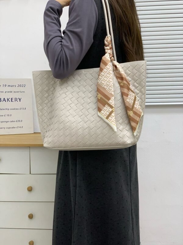 ⁦White BV tote bag⁩ - الصورة ⁦2⁩