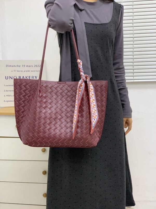 ⁦Maroon BV tote bag⁩ - الصورة ⁦2⁩